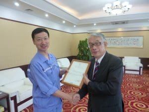 Handing the SOC from ClassNK to Dalian Shipbuilding Industry Marine Service Co.; Sun De Lin, CEO: Dalian Shipbuilding Industry Marine Service Co., Ltd (left) Toshitomo Matsui, Executive Vice President: ClassNK (right)