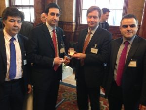 The lucky winner of the sovereign Alex Skopelitis  - second from the left, recieving the sovereign form Lr's Chairman Thune Andersen. On the right Apo Poulovassilis and on theleft Costas Papadakis