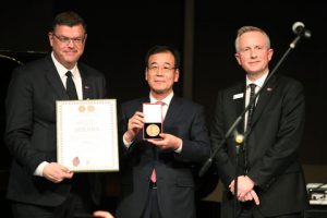 The award was presented to Mr. Lee (center) by the Danish Minister for Trade and Development, Mogens Jensen (left), and CEO of the Danish Export Association, Ulrik Dahl (right).