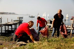 Volunteers cleaning the historic Kellarios Bay in Thessaloniki 