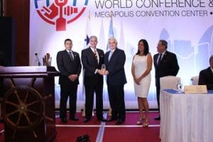 Julio De La Lastra, MOL, receiving Maritime Personality Award from Jorge Quijano, Canal Administrator
