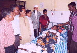 Representatives of Platform member organization BILS visit workers severely injured at Shitol Enterprise at the Chittagong Medical College Hospital