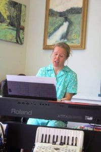 Sini accompanies herself on keyboard…